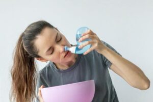 Sciacquo nasale sicuro: l’importanza dell’uso di liquidi sterili