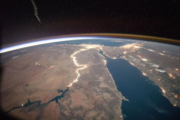 Le luci della città intorno al fiume Nilo in Africa brillano in questa fotografia scattata a bordo della ISS dall'astronauta della NASA Scott Kelly il 27 luglio 2015.