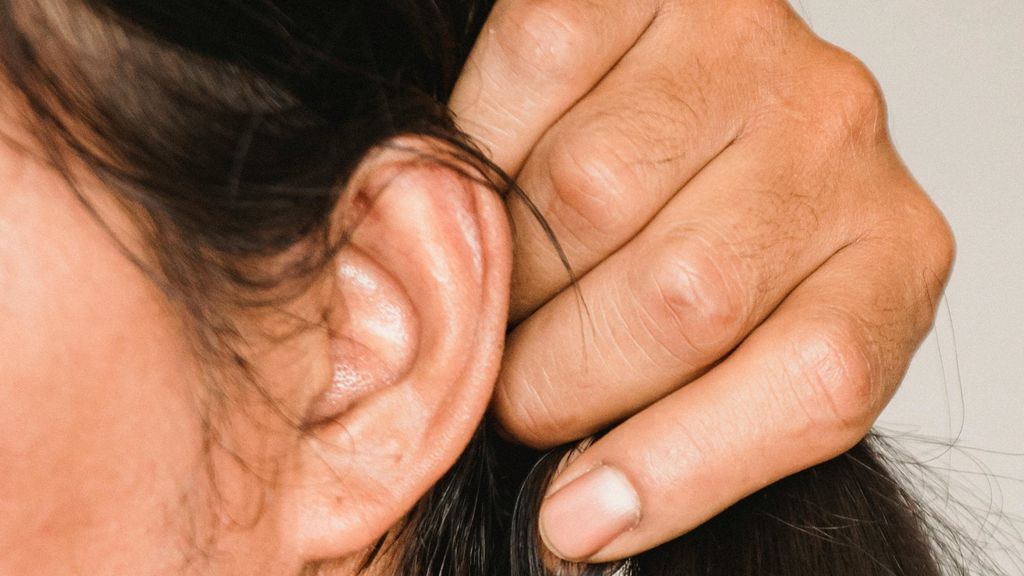 Le orecchie e il naso crescono davvero durante l’invecchiamento?