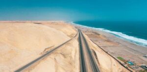 Una strada sulla costa vicino al mare, parte dell'Autostrada Panamericana lungo la costa del Pacifico a Cañete, Perù.