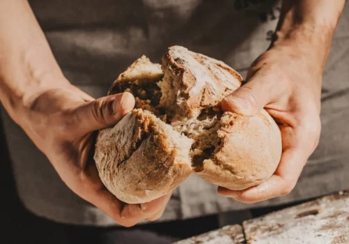 Perché con il tempo il pane diventa duro e i biscotti morbidi?