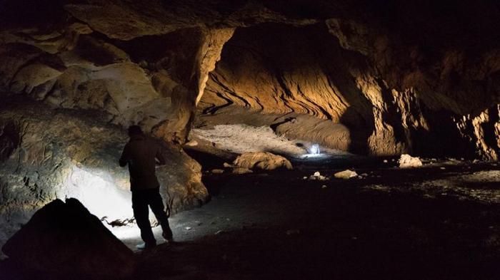 Un archeologo nella grotta di Pebdeh, un sito preistorico situato nell'attuale Iran tra i monti Zagros meridionali, fu occupato da cacciatori-raccoglitori già 42.000 anni fa.