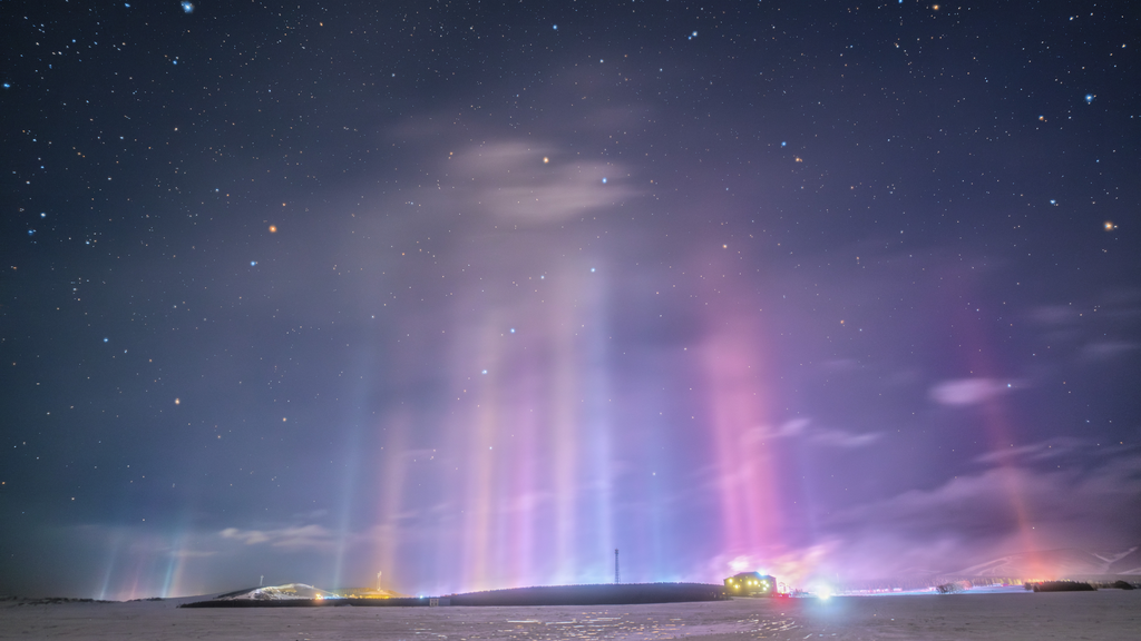 I pilastri di luce illuminano il cielo in Mongolia Interna