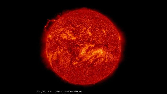 Immagine del Sole nel momento in cui il filamento sta per essere strappato e lanciato nello spazio. Il filamento è un brillante nastro e solo parzialmente visibile oltre il lembo del Sole.