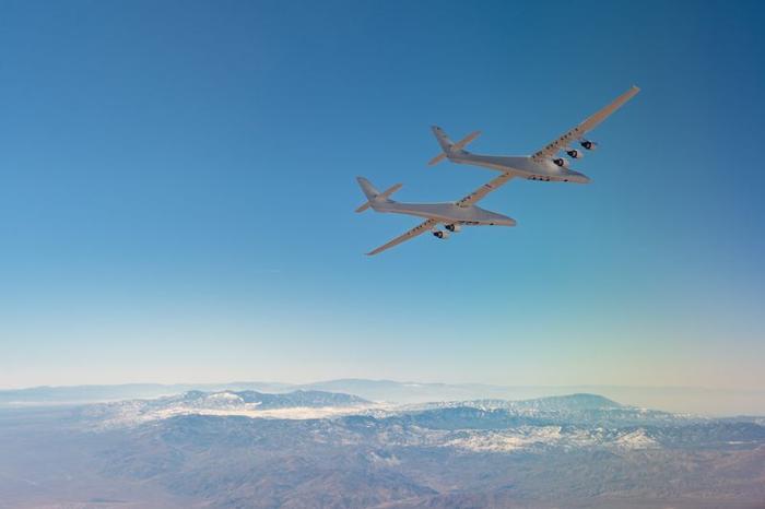 L'aereo da trasporto Roc di Stratolaunch vola alto nel cielo blu durante il suo quarto test di volo il 24 febbraio 2022.
