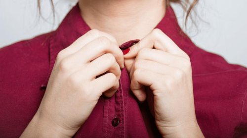 La curiosa storia dei bottoni sulle camicie: da duelli a dame di compagnia