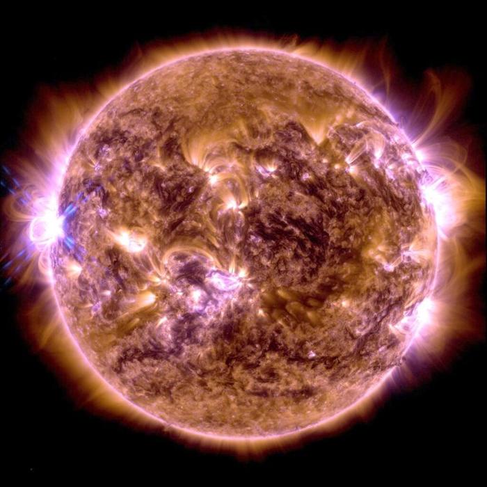 L'Osservatorio di Dinamica Solare della NASA ha catturato questa immagine di un bagliore solare visto sulla sinistra il 31 dicembre 2023.