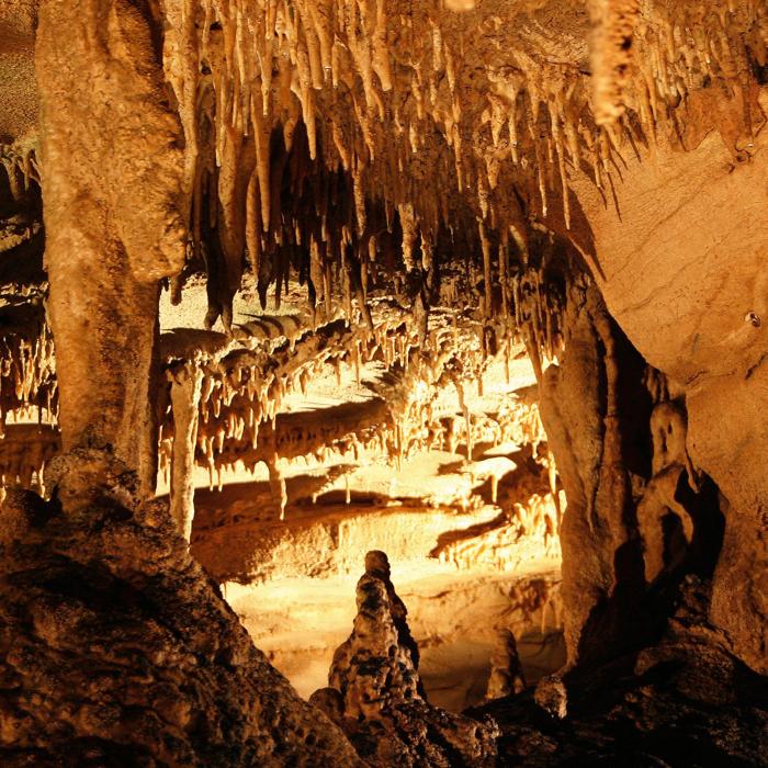 Stalattiti e stalagmiti all'interno di Mammoth Cave