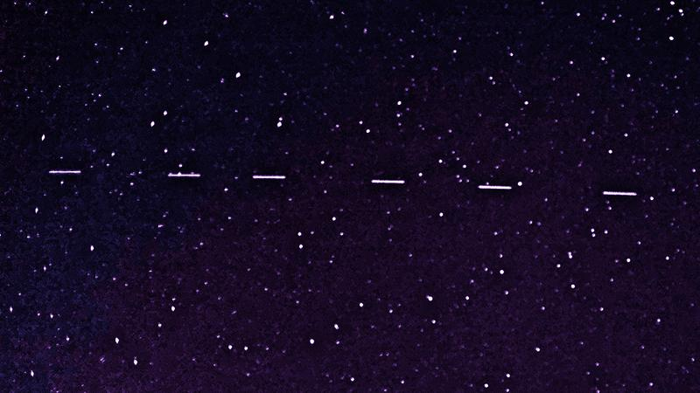 Satelliti Starlink che oscurano il cielo notturno.