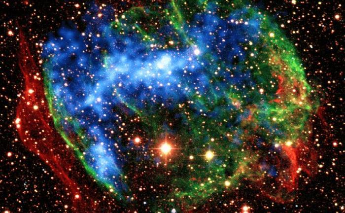 Le supernovae producono resti come W49B mostrato qui combinando immagini da molte parti dello spettro, mentre si espandono, disseminano la galassia con grani contenenti nuclei di isotopi insoliti