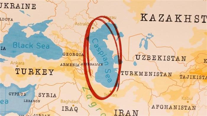 L'immagine mostra una mappa del Mar Caspio e degli stati circostanti. I territori sono colorati con una tonalità marrone sabbia, mentre le acque sono di un blu uniforme. Il Mar Caspio ha un anello rosso che lo circonda che sembra essere disegnato a mano. 