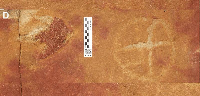 Impronta di teropode e petroglifo