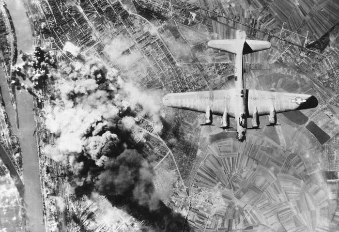 Un aereo US Boeing B-17 Flying Fortress che sgancia bombe sulle fabbriche chimiche e di olio sintetico di Ludwigshafen in Germania durante la Seconda Guerra Mondiale il 29 settembre 1944.