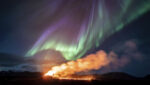 Aurora boreale ed eruzione vulcanica illuminano contemporaneamente il cielo in Islanda