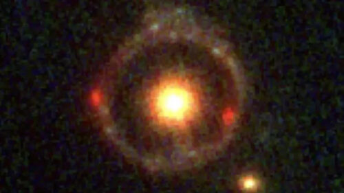 Il mistero della galassia inspiegabilmente densa trovata in un anello di Einstein