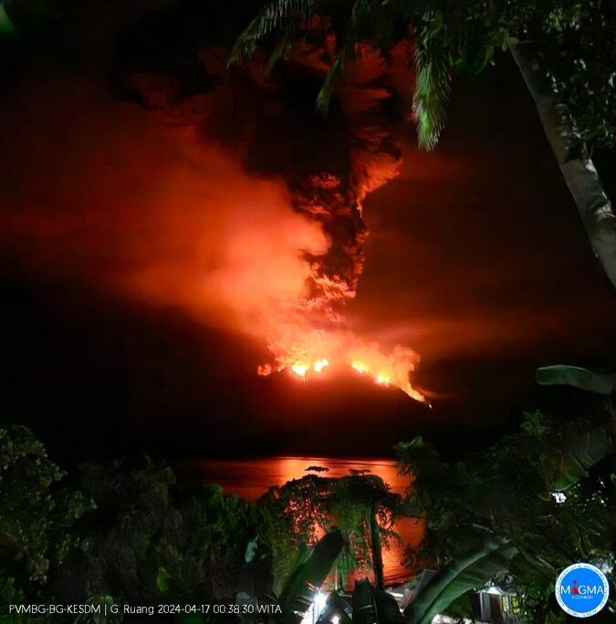 Centinaia di persone evacuate dopo l’eruzione di un vulcano indonesiano