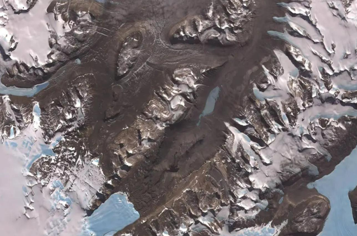 Immagine satellitare delle Valli Secche di McMurdo, situate ad ovest del suono di McMurdo, Antartide.