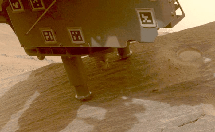 Il rover marziano Perseverance della NASA raccoglie un campione da Bunsen Peak