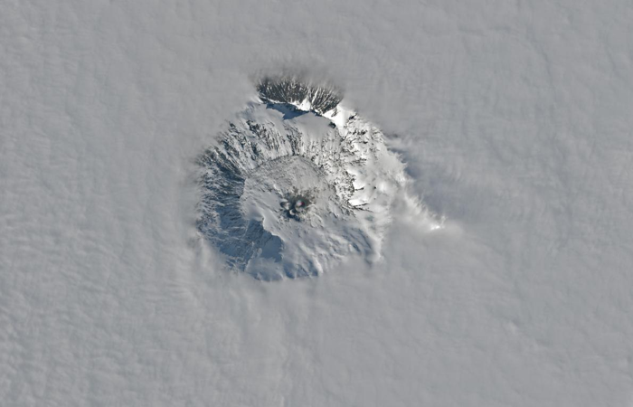 Un'immagine satellitare del Monte Erebus che emerge dalle nuvole dell'Antartide il 25 novembre 2023