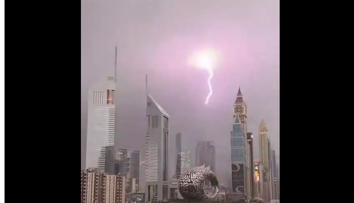 Un fulmine attraversa il cielo tra i grattacieli di Dubai. Il video