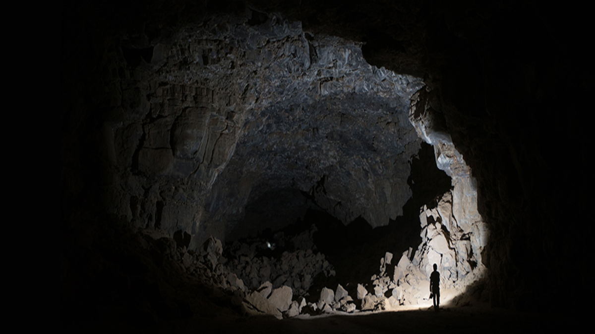 Scoperta prime prove in assoluto di antica occupazione umana in grotta di lava