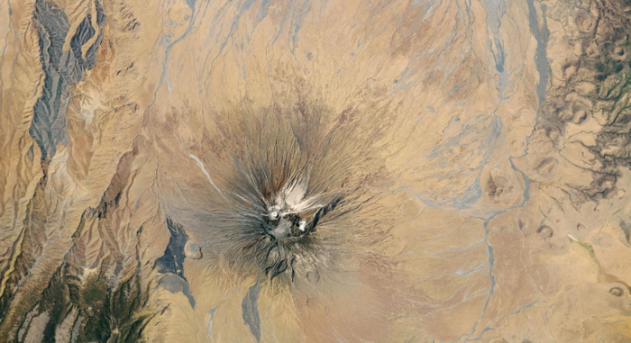 Vista a volo d'uccello di Ol Doinyo Lengai scattata da un astronauta a bordo della Stazione Spaziale Internazionale il 6 ottobre 2020.