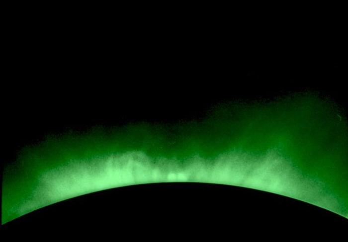 Durante un'eclissi la corona può avere una sfumatura verde da una linea di emissione una volta pensata per segnare un nuovo elemento