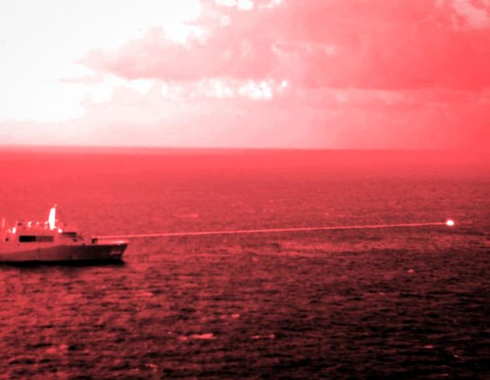 USS Portland (LPD 27) testa un'arma a energia diretta (in questo caso, un laser ad alta energia) nel Golfo di Aden nel dicembre 2021.