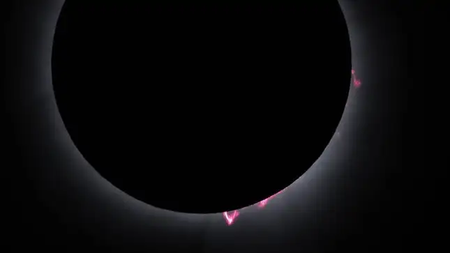 Cosa sono i bagliori rossi apparsi durante l’eclissi solare?