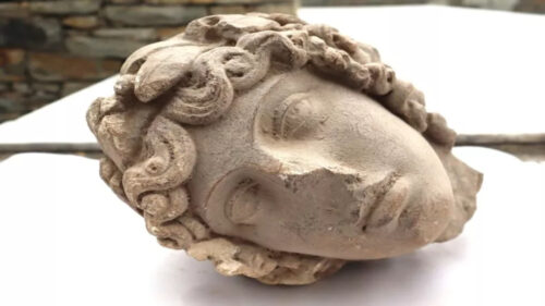 Archeologi scoprono testa di una statua raffigurante Apollo di 1.800 anni fa