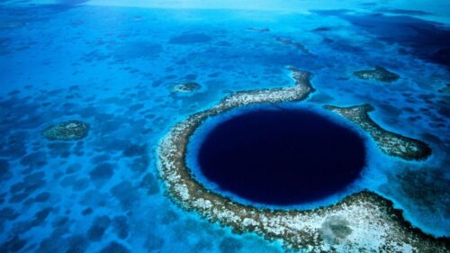 Il buco blu più grande al mondo è più profondo di quanto si pensasse in precedenza e ospita tunnel