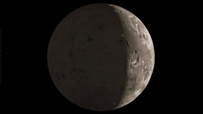 il disco pieno di Io, parzialmente condiviso con molte caratteristiche vulcaniche, montagne, laghi, crateri