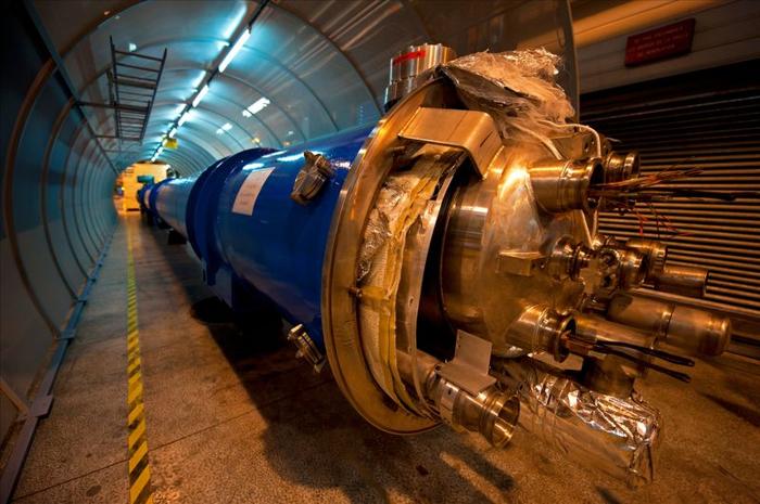 Il Grande Collisore di Adroni del CERN, tunnel acceleratore di particelle sotto la campagna svizzero-francese
