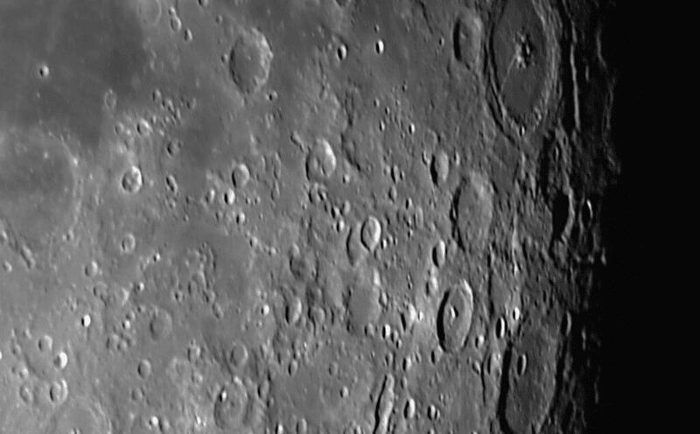 All'interno di questi grandi crateri lunari ci sono crateri sempre più piccoli, fino alla scala nanometrica, in cui sono stati trovati due nuovi minerali.