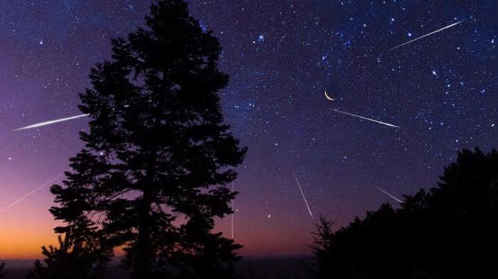 Cielo stellato della Via Lattea con cometa e pioggia di meteoriti, stelle cadenti e sparatorie.