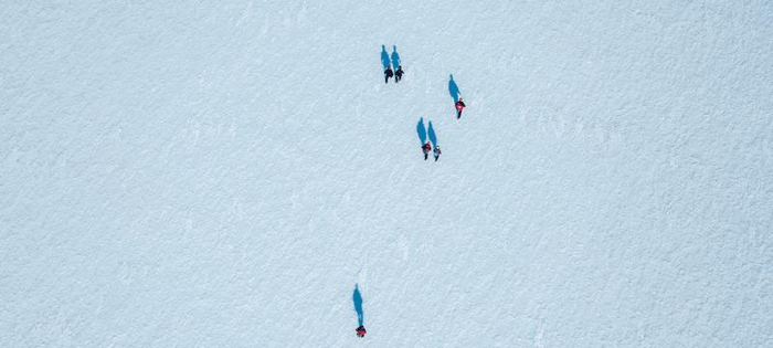 Vista aerea di scienziati, guide naturalistiche e giornalisti alla ricerca di meteoriti nel 2022 intorno alla Union Glacier nelle Montagne Ellsworth, Antartide.