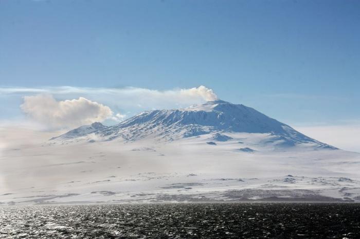 Vulcano chiamato Monte Erebus alla luce della sera, Isola di Ross, Antartide