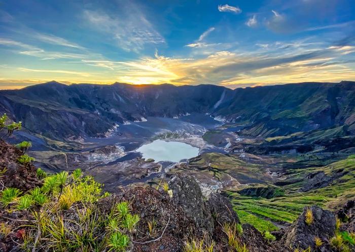 cratere a forma di gufo del vulcano Tambora in Indonesia durante l'alba