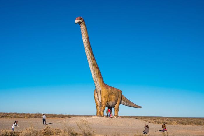 Un modello a grandezza naturale del dinosauro Patagotitan mayorum situato vicino a Peninsula Valdes, Patagonia.