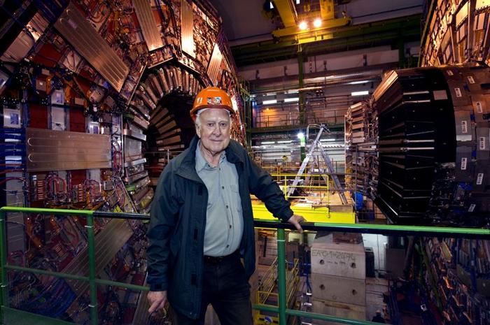 Peter Higgs fotografato presso il rivelatore CMS al CERN nel 2008