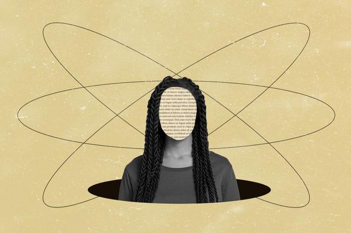 Una donna senza volto con i capelli raccolti è fuori da un buco. Il suo volto è stato coperto con un'immagine di testo segnaposto latino ed è circondata da linee di orbita, simili a quelle viste nei diagrammi degli atomi. La donna è in bianco e nero ma lo sfondo è di un giallo crema.