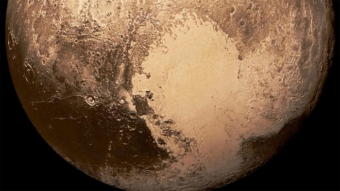Una grande struttura a forma di cuore bianco su Plutone.
