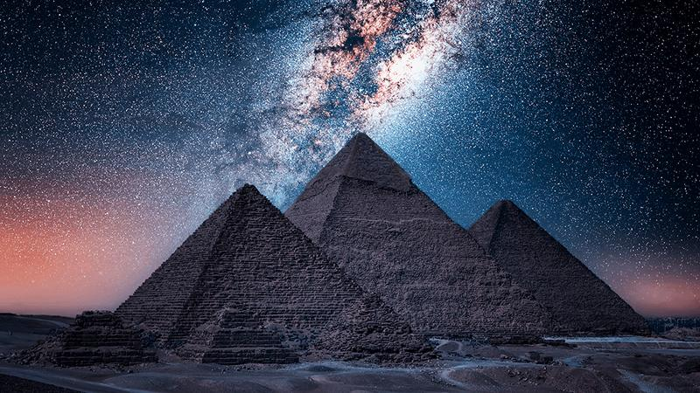 Le piramidi di Giza di notte.