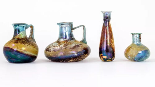 Vasi di vetro di epoca romana straordinariamente ben conservati scoperti in Francia