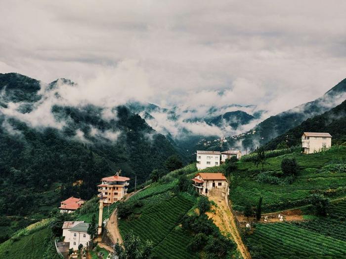 I villaggi montuosi della regione di Trabzon nel nord-est della Turchia coperti da foreste e nuvole.