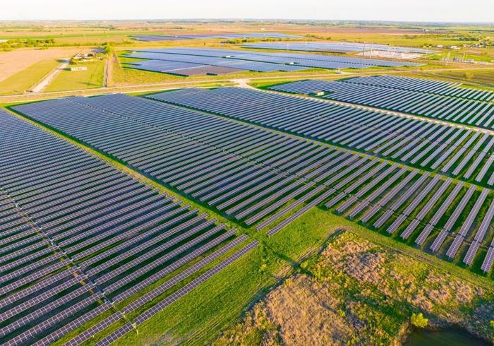 Pannelli solari su un'azienda agricola solare in Texas