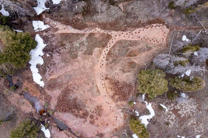 Vista aerea di una pista di dinosauri fossilizzata conosciuta come il sito delle impronte di dinosauri di West Gold Hill. 