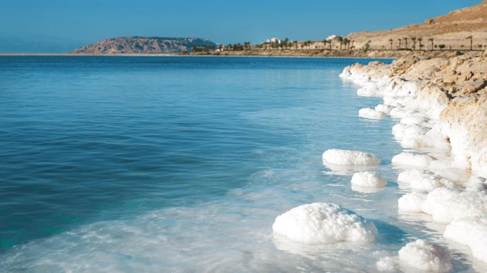 il mar morto con livelli di sale incredibilmente alti a causa dell'evaporazione