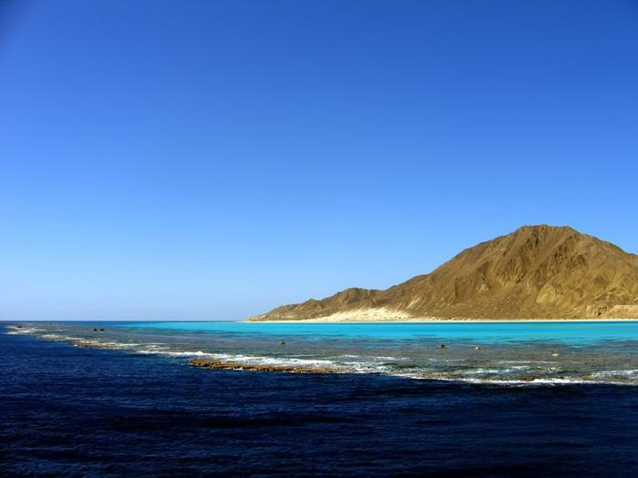 Isola di Zabargad: Un'isola rocciosa deserta nel Mar Rosso e una laguna