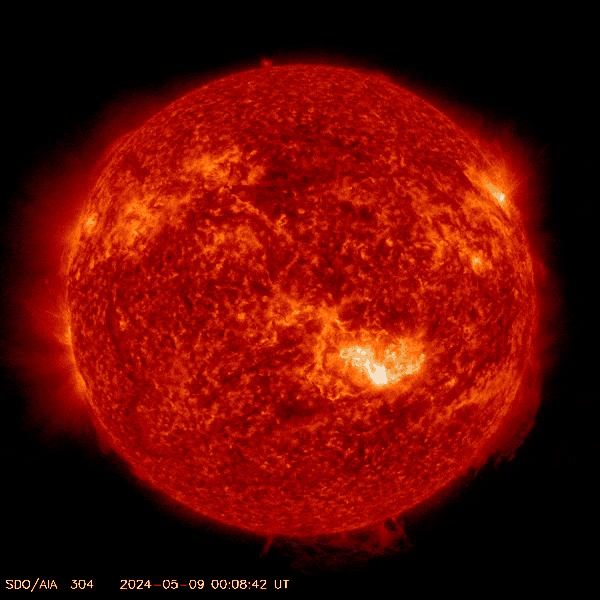 Il disco solare è per lo più di un rosso scuro tranne l'area della macchia solare che è luminosa e occasionalmente lampeggia Il disco solare è per lo più di un rosso scuro tranne l'area della macchia solare che è luminosa e occasionalmente lampeggia